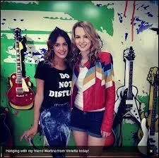 Quelle est l'actrice qui joue dans  Bonne chance Charlie  et qui a jou dans un pisode de Violetta ?