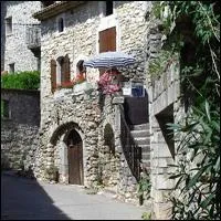 Quel est ce magnifique village du Gard perch sur la falaise qui domine l'Ardche, et dont on peut admirer la Forteresse ?