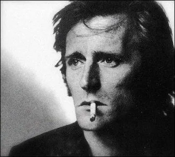 Août : Il était né dans la Gênes (Ligurie) et il est mort dans Montcuq (Lot) ! Dans quelle chanson de Nino Ferrer y avait-il ''plein d'enfants qui se roulent sur la pelouse, des chiens, un chat, une tortue et des poissons rouges'' ?