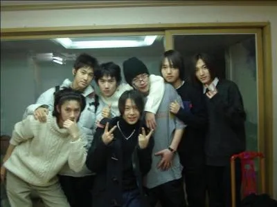 Sur cette photo, quels sont les 4 membres du groupe Super Junior ?