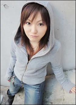 Quel est le nom de la doubleuse de Sayaka ?