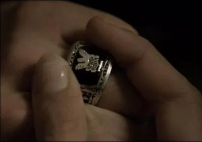 Qui devient fou  cause d'une bague ?