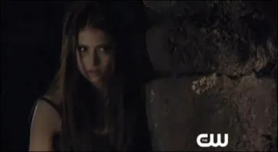 Avec qui Katherine est-elle ensuite reste prise dans la tombe ?