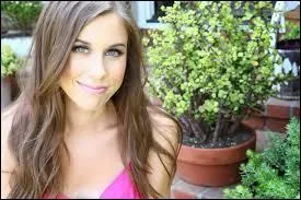 Comment s'appelle le petit ami de Christina ?