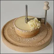 Cet ustensile de cuisine sert  racler le fromage suisse  Tte de Moine  et  former de jolies ptales.