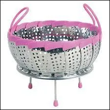 Un nom emprunt aux fleurs pour un petit panier recevant les lgumes  cuire. Quand on veut le ranger, il se replie, c'est comme une fleur qui se ferme.