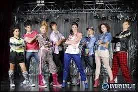  Violetta  1 : de qui se compose le groupe des  populaires  ?