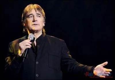 Comment s'appelle ce chanteur qui allait voir  Les p'tites femmes de Pigalle , alors qu'il tait pourtant  malade  ?