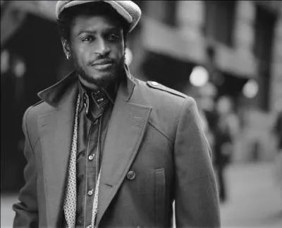 Comment s'appelle ce sympathique chanteur ?