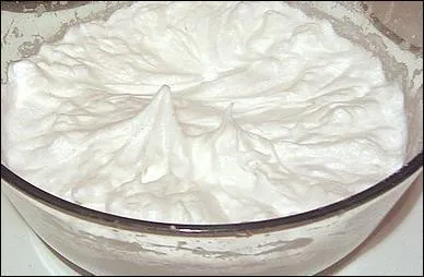 En cuisine, quand on bat les blancs en neige, on travaille :