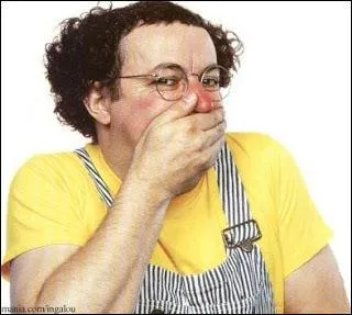 Selon Coluche, quelle lessive lavait plus blanc que blanc ?