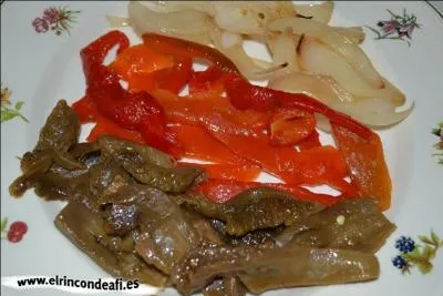 Entre, tapa ou accompagnement,  base de bandes d'aubergines et de poivrons rouges cuites au four et arroses d'huile d'olive, c'est un plat typique d'une rgion de la Pninsule Ibrique.