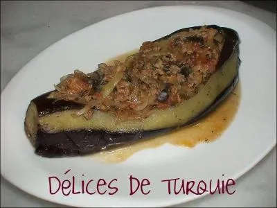 Les aubergines farcies de viande hache, tomates, oignons, ail et persil, sont traditionnellement servies chaudes dans ce pays o l'aubergine est le lgume national. C'est :