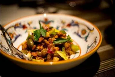 Ce mlange d'aubergines frites, garni de sauce tomate, cleri, oignon, olives, cpres et sauce aigre-douce est un plat typique d'une le italienne trs connue. C'est :