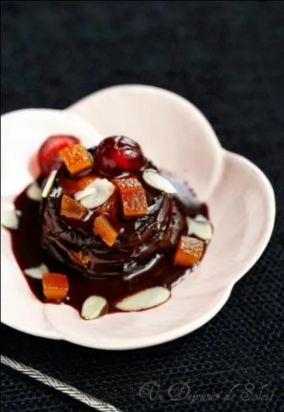 Ce plat, compos de tranches d'aubergines frites ou grilles, ricotta, sucre, amandes, corces d'oranges et brisures d'amaretti, est recouvert de sauce au chocolat. Quel est ce dessert typique italien et dans quelles rgions le dguste-t-on traditionnellement le 15 aot ?