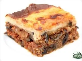 La version moderne de ce plat est la plus connue. On alterne des couches de tranches d'aubergines et de tomates avec des couches de viande de mouton hache. Le tout est recouvert d'une sauce bchamel et mis au four. C'est ... traditionnelle de ... .