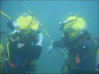 Que va enfiler, dans certains cas, un homme-grenouille pour exercer son mtier ?