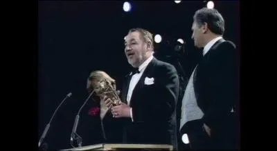 Que met un comdien le soir d'une crmonie ?