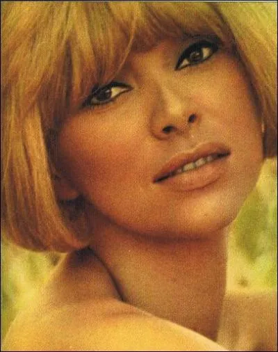 Comment s'appelle cette actrice, femme remarquable, dont le dcollet arrire, dans  Le grand blond , moustilla quelques gnrations de spectateurs ?