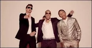 Avec qui Robin Thicke chante-t-il  Blurred Lines  ?