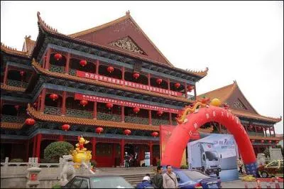 Jade commence  travailler dans...