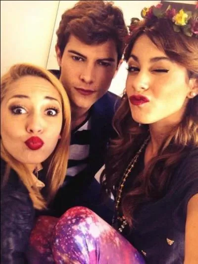 Qui est la premire amie de Violetta qui est venue pour la premire fois qu'elle recevait une invite ?