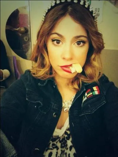 Lorsque Violetta arrive au studio en costume d'ange, pourquoi rigole Rafa Palmer ?