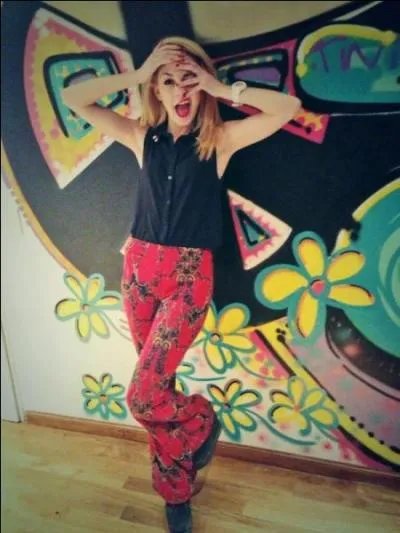 Au dbut du clip  Si es por amor , de quelle couleur est le casier que Ludmila ferme ?