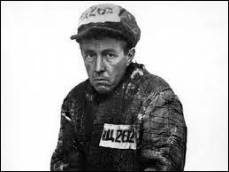   Le courage d'crire   est un ouvrage de Georges Nivat, qui rassemble des textes biographiques, des tmoignages, des manuscrits d'un crivain russe et dissident. Qui est cet crivain ?