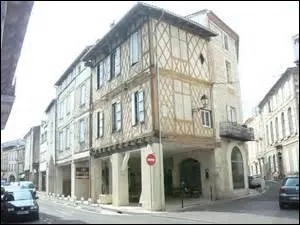 Artre commerante ds le XIII sicle, cette rue est borde d'arcades des deux cts, ces premires sont fabriques en bois, avant qu'apparaissent au XIV sicle les mmes mais en pierre, quel est le nom de cette rue ?