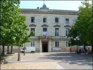 Jusqu'au XVIme sicle, le chteau de Montrevel reprsente une des positions dfensive d'Agen, la ville s'agrandissant celui-ci se trouve vite  l'intrieur du bourg, prsidial sous l'Ancien Rgime puis Palais de justice, qu'hberge-t-il depuis 1869 ?