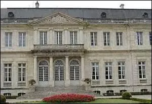 En 1773, Usson de Bonnac, vque d'Agen, se fait btir un nouveau palais piscopal. Construit sous l'il de l'architecte Charles Leroy, l'difice est saisi  la Rvolution et transform par Napolon en :