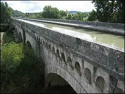 Sous le rgne de Louis XIV, l'ingnieur Pierre-Paul de Riquet entame le canal reliant la Mditerrane  l'Atlantique qui ne sera termin qu'entre 1820 et 1843. La ralisation du percement de cette voie ncessite la construction d'ouvrages d'arts monumentaux dont le Pont-Canal d'Agen. Les travaux dbutent en 1839 et s'achvent en 1843, il est constitu de 23 arches, mais combien mesure-t-il ?