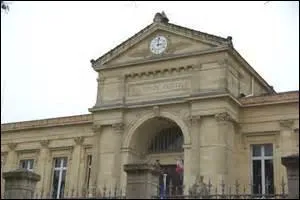 En 1869, l'architecte Lisch construit pour la ville un btiment s'inspirant de l'architecture grecque, que renferme-t-il ?