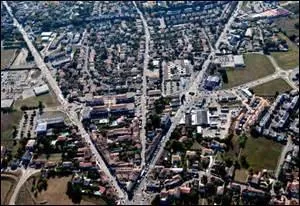 Le cur mdival est bti sur le trac de l'enceinte du XIVme sicle et tait travers par des  carrrots  . Avec le percement du boulevard Carnot en 1892, le quartier est modifi et les fameux  carrrots  disparaissent pratiquement, mais que signifie ce mot en langue d'oc ?