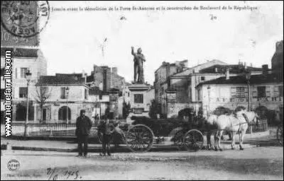 La place du march et la place des Laitiers se situent  l'emplacement d'une cathdrale construite entre le IXme et Xme sicle et ddie  Saint-tienne. Vendue  la Rvolution franaise, elle est rase en 1836 et  son emplacement est btie une halle au bl ? puis un march couvert en 1884, mais pour quelle raison sont-elles dmolies  la fin des annes 1960 ?