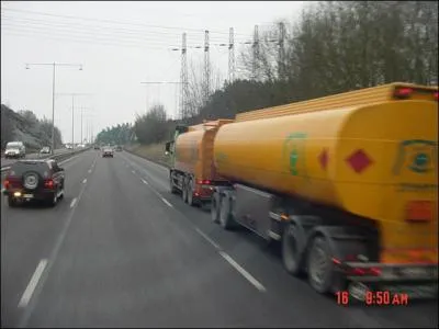 Comment appelle-t-on les vhicules homologus par l'administration et pouvant porter des charges maximales autorises par le code de la route ?