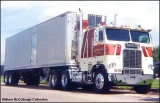 Comment est la cabine d'un camion dans laquelle le conducteur se trouve assis au-dessus de l'essieu avant ?