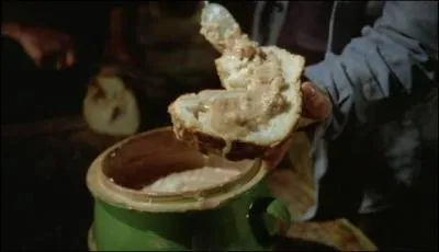 Dans  Les bronzs font du ski , quel est le nom de cette dcapante spcialit  base de restes de fromages, que des montagnards offrent  ces sacrs aventuriers de la glisse ?