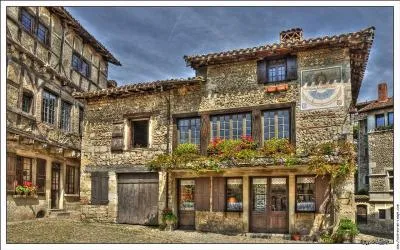 Quel est ce village mdival situ dans l'Ain, sur le rebord du plateau de la Dombes, ancienne cit de tisserands dont les constructions datent du Moyen ge ?