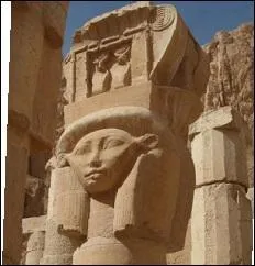 Quelle partie du taureau était l'un des attributs du pharaon ? Ce trophée, attaché à la ceinture du roi, lui offrait la puissance de l'animal sacré.