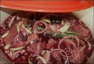 Si vous faites un buf de l'Aubrac façon gardiane, que mettrez-vous entre autres ingrédients dans votre marinade ?
