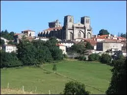 Clbre pour l'architecture gothique de son abbaye, dans laquelle nous pouvons voir une fresque sur le thme de la  danse macabre , cette ville est ...
