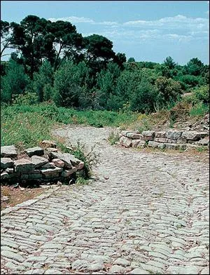 Construite par les romains, la Via ... reliait l'Italie  l'Espagne en traversant la province narbonnaise.