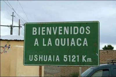 La route nationale 40 traverse ... depuis La Quiaca  la frontire bolivienne jusqu' l'extrme sud de la Patagonie. Elle longe l'ancien chemin des Incas dans la cordillre des Andes et fait plus de 5 100 km. Elle relie 27 cols andins et monte jusqu' prs de 5000 m.