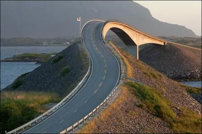 Inaugure en 1989 la Route de l'Atlantique ... n'est pas trs longue (8, 2 km) mais elle est spectaculaire, bondissant d'le en le, de fjord en fjord.