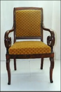 De 1821 � 1830 les bois sont clairs et en incrustation de bois sombres. L'ornementation est Empire et on utilise le fr�ne, la loupe d'orme, l'�rable et le citronnier.