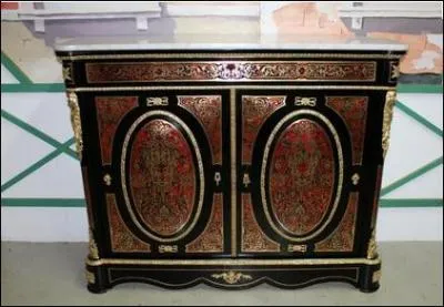 Durant cette p�riode qui va de 1852 � 1880, le style du mobilier est inspir� de Louis XV et Louis XVI et empreint de luxe et de go�t du faste. L'ornementation est en panier fleuri, noeud de ruban. Les meubles sont plaqu�s et marquet�s. On trouve des meubles en papier mach� et en rotin. C'est l'�poque des caves � liqueur, des pianos et billards. Les fauteuils sont  confident  ou  indiscret .