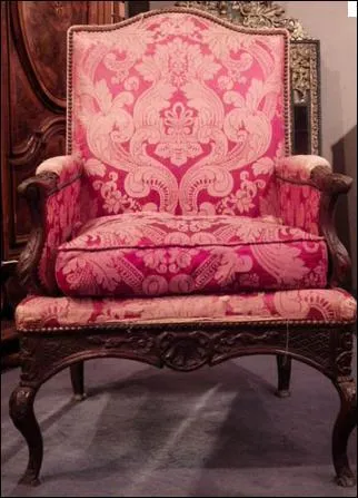 Cette �poque qui s'�tend de 1700 � 1730, est un pont entre deux grands monarques. On y voit des berg�res et des meubles de toilette au d�cor de coquilles, espagnolettes, masques f�minin, feuilles d'acanthes, palmettes, tournesols et motifs exotiques.