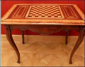 De 1730 � 1760 c'est le style rocaille ou rococo. Le mobilier devient l�ger, raffin�, confortable. Les pieds se galbent et les dossiers sont  violon�s . Les motifs en bronze sont finement cisel�s et les mati�res pr�cieuses, comme le bois de violette, de rose, le buis et le palissandre, l'acajou, le noyer ainsi que le poirier et le prunier.